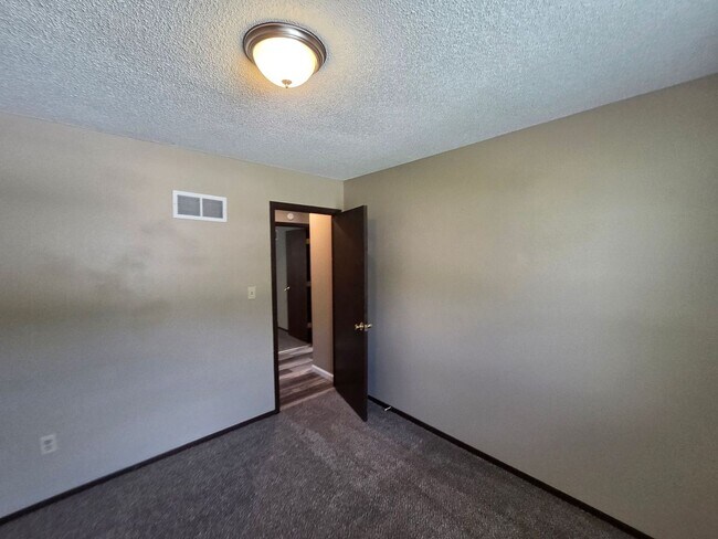 Building Photo - Gorgeous 2 Bedroom, 1.5 Bath in Independence!
