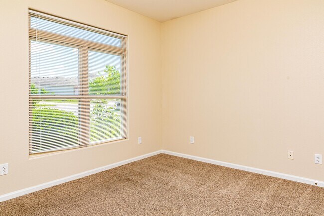Building Photo - 749 Whispering Brook Trce
