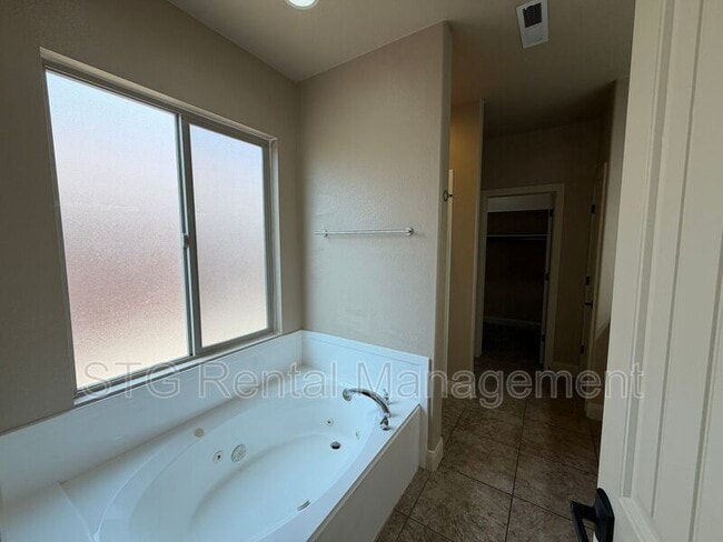 Building Photo - 449 W 500 N