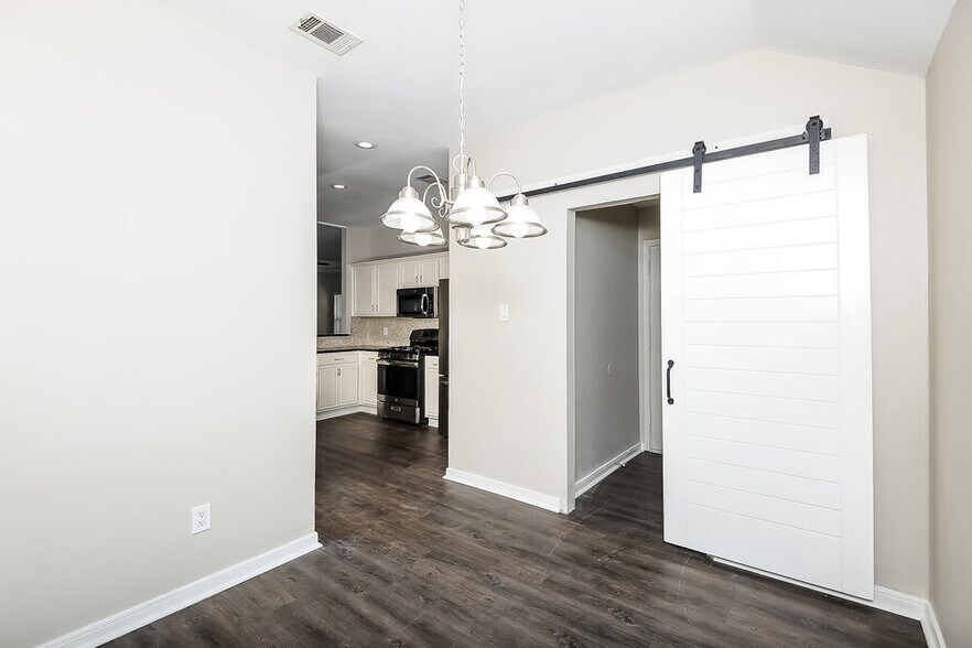 Building Photo - 611 Inglewood Ct