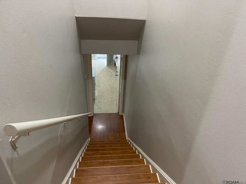 Building Photo - 2122 Stonehenge Ave