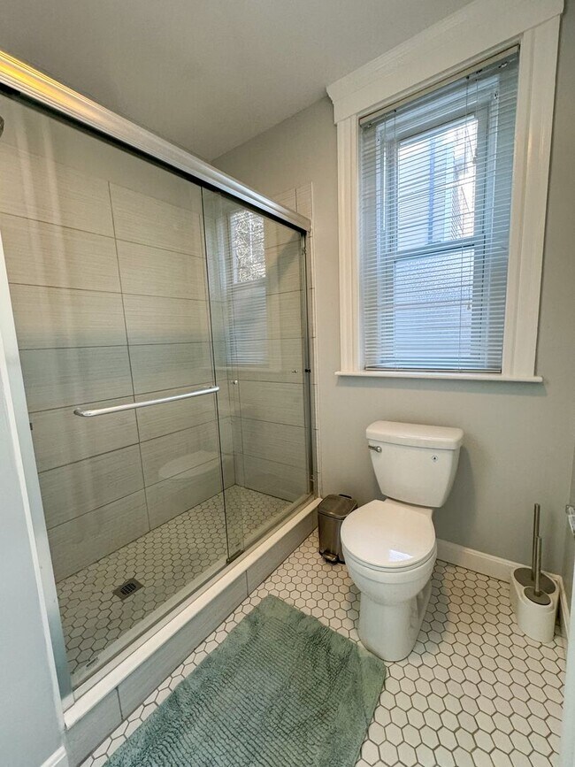 Building Photo - Amazing 3 bed 2 baths in Brookline.... MAY MOVE IN