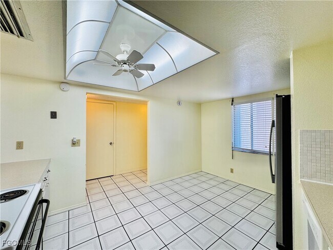 Building Photo - 2264 Winkler Ave