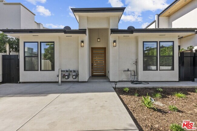 Building Photo - 521 N Martel Ave