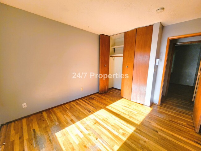 Building Photo - 3BD I 1BA + Bonus Room - Milwaukie, OR