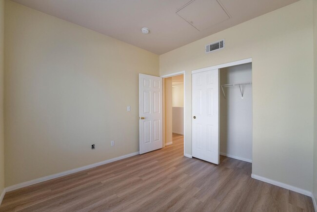 Building Photo - 2-bedroom 2-bathroom single story corner t...