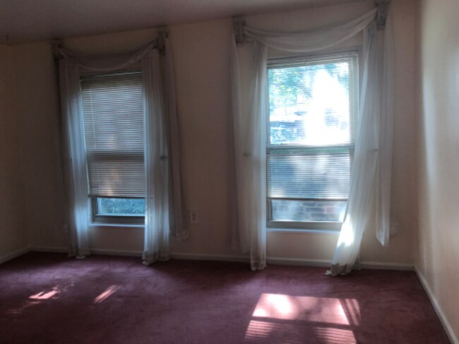 Building Photo - 11 Canterbury Square