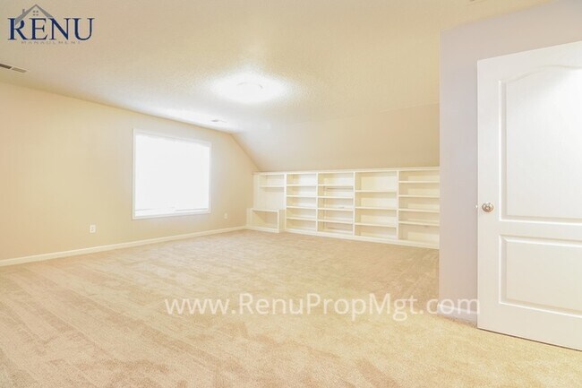 Building Photo - 4 Bedroom! 3 Bath!