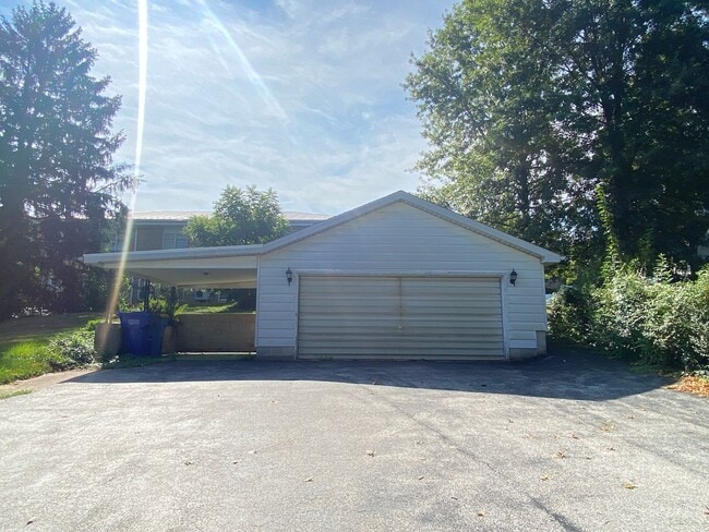 Building Photo - Coming Soon! Spacious 3 Bedroom, 1 Bath Ho...