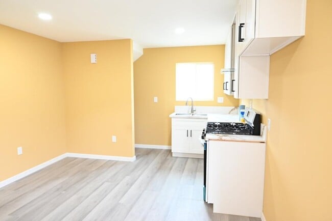 Building Photo - 10701 1/2 Doty Ave