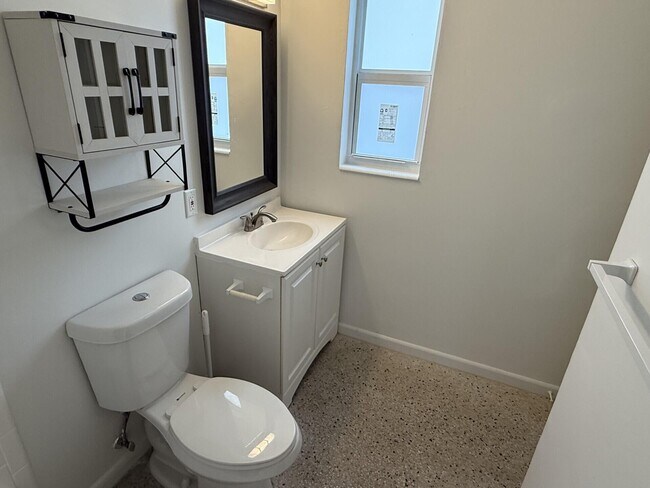 Building Photo - 1118 N H St