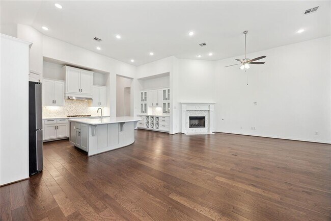 Building Photo - 1329 Marina Grand Terrace