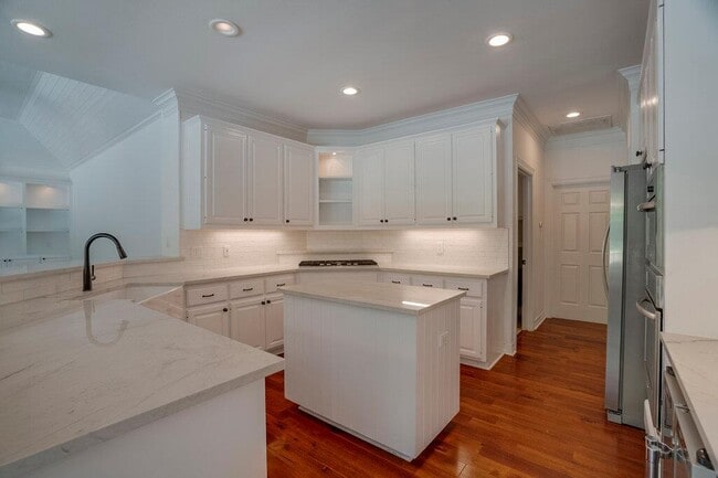 Building Photo - 10200 Treasure Island Dr