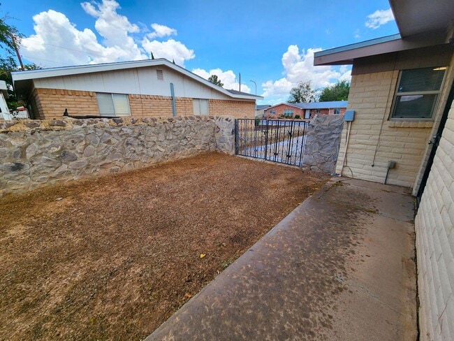 Building Photo - 1795 Carlyle Dr