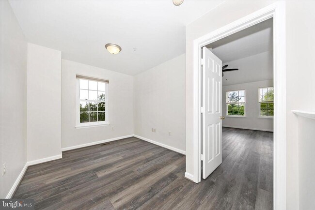 Building Photo - 4960 Clarendon Terrace