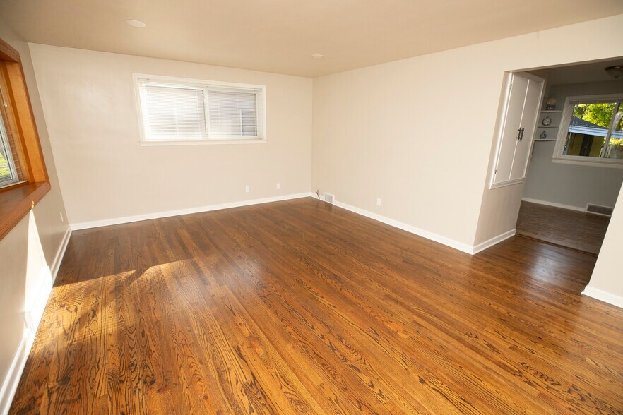 Building Photo - 1327 N Oak St