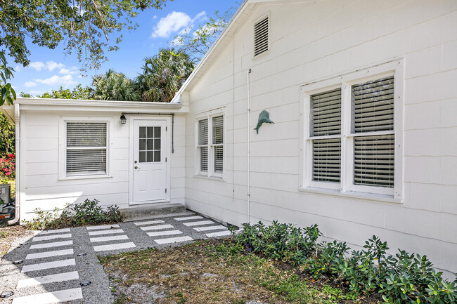 Building Photo - 4228 SE Bayview St