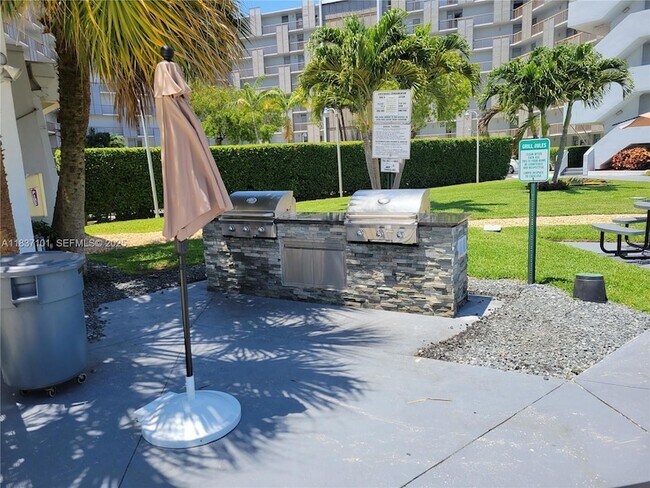 Building Photo - 3401 N Country Club Dr