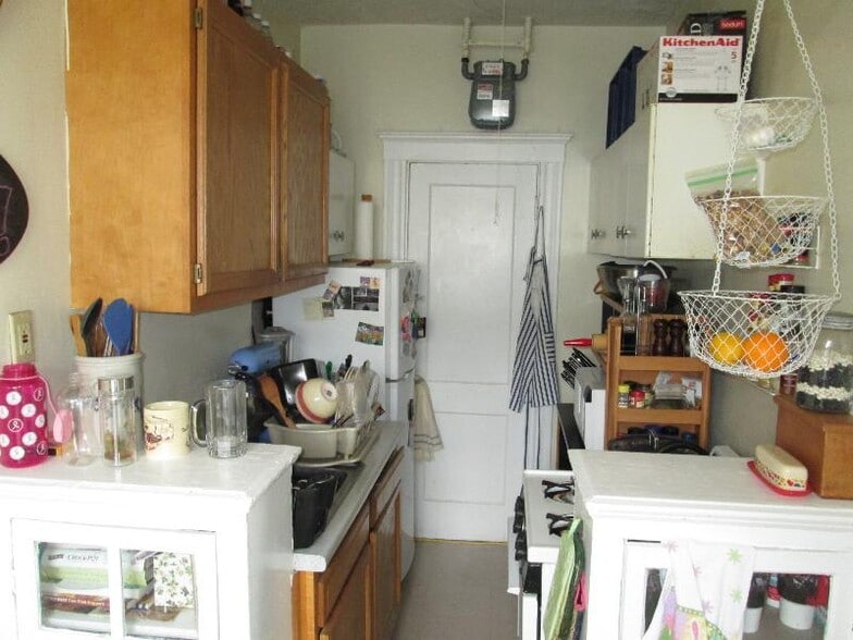 Building Photo - 220 Kelton St