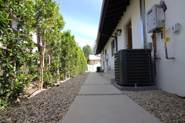 Building Photo - 216 Harding Ave