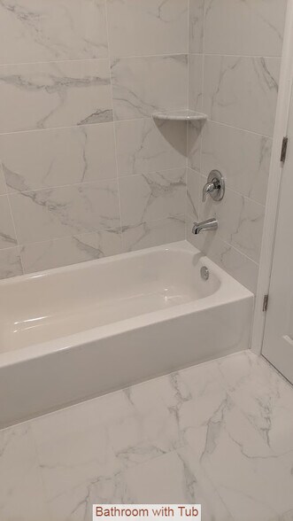 Master Bathroom En Suite - 207 Cleveland Ave