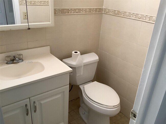 Building Photo - 60 Windsor C