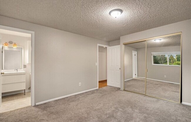 Building Photo - 4 Bed, 2.5 Bath Conveniently-located Single-family House Available for Rent!