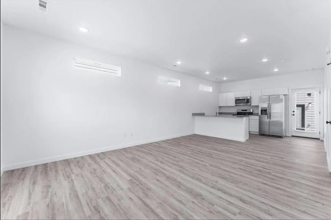 Building Photo - Bright and Modern 2BR, 2.5 Bath Rental in ...