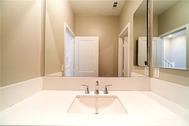 Building Photo - 6 Transport