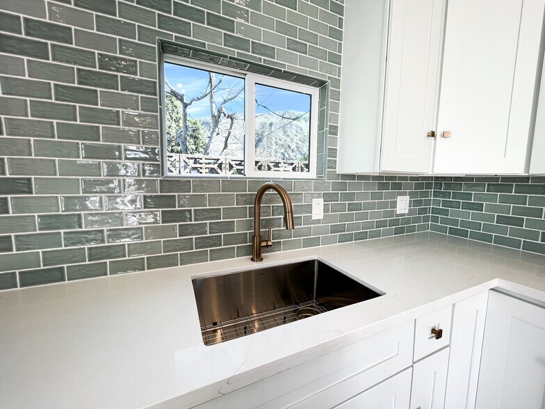 Kitchen - 166 Comstock Dr