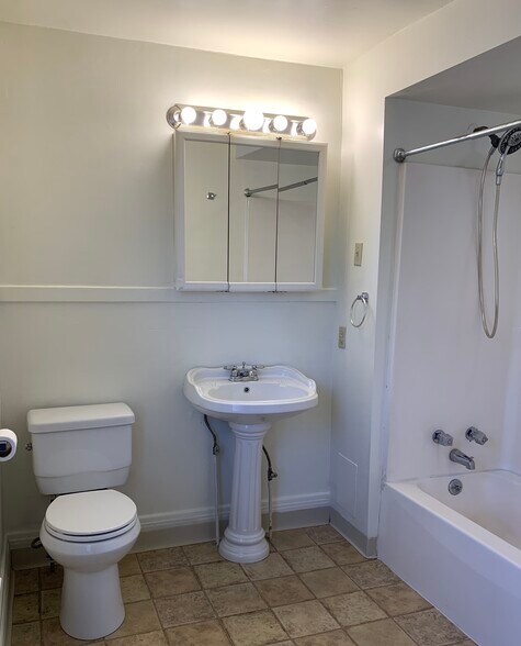 Building Photo - 933 Highland Ave