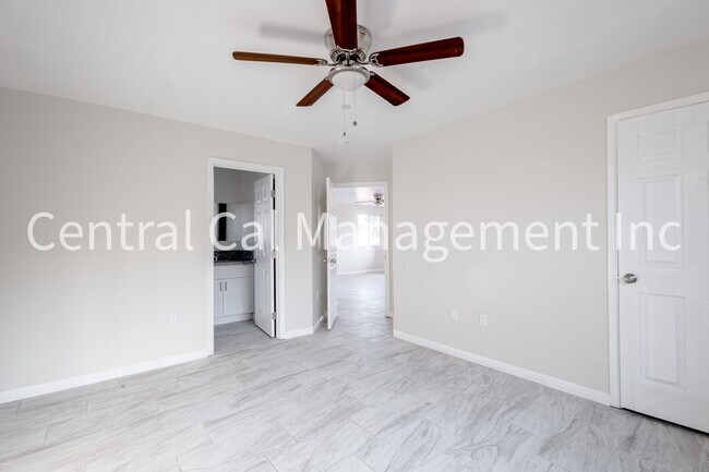 Building Photo - 1004 Padre St