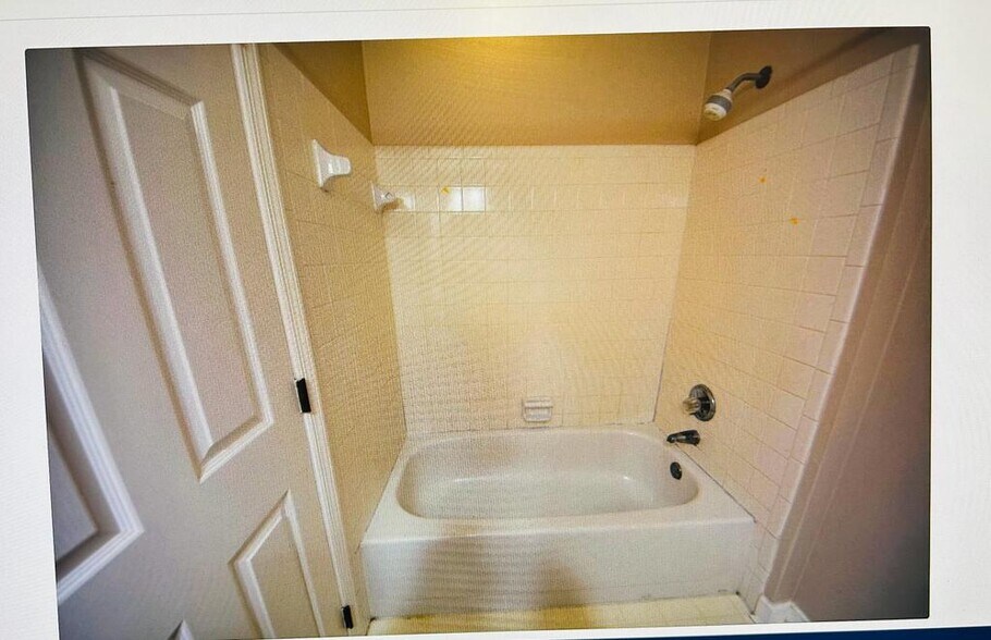 Building Photo - 8051 Hetz Dr