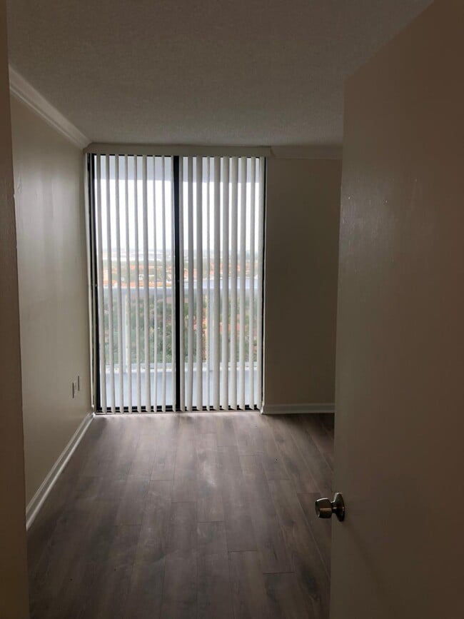 Building Photo - 20505 E Country Club Dr