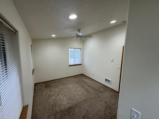 Building Photo - 337-339 Tracy Court Monmouth, OR 97361
