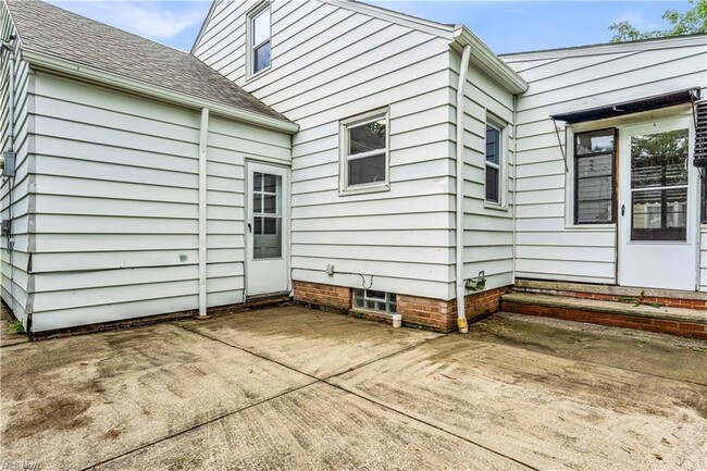 Building Photo - 416 E 255th St