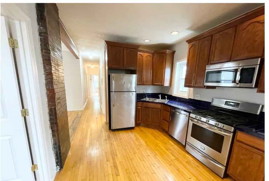 Primary Photo - 7 Iroquois St