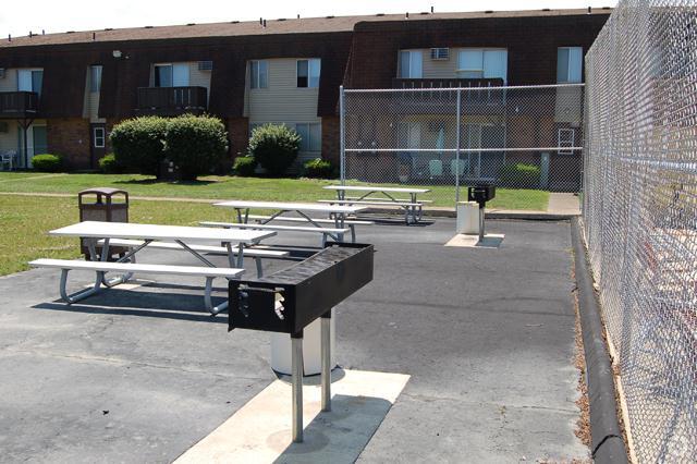 Picnic Area - Lake Point Apartments