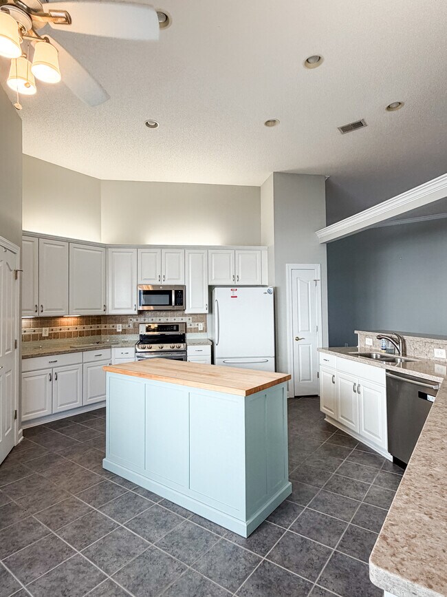 Building Photo - 338 Camden Cir