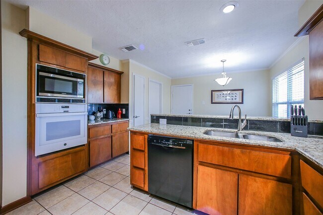 Building Photo - 9511 Sharpcrest St