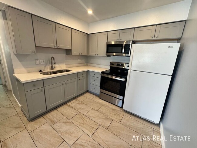 Building Photo - 2 WEEKS FREE! 2 Bed 1 Bath Apartment- read...