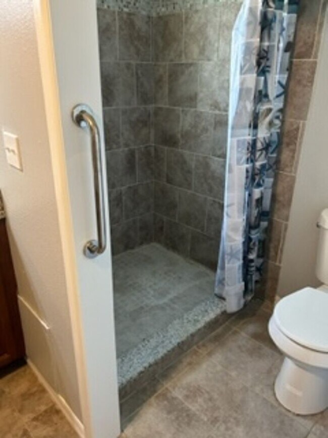 Building Photo - Large  3 bedroom, 2 bath pool home.