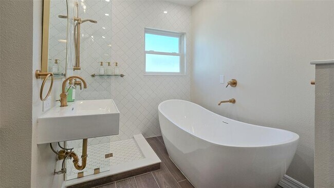 Building Photo - 515 34th Ave NE