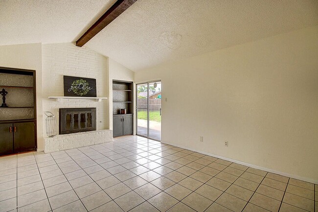 Building Photo - 2202 Saxony Dr