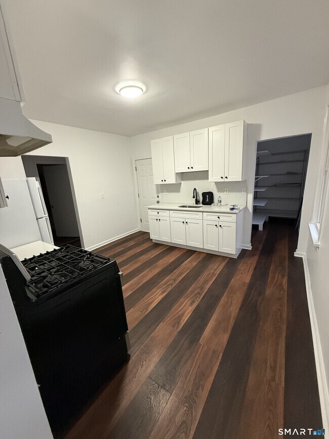 Building Photo - 127 Eagle St