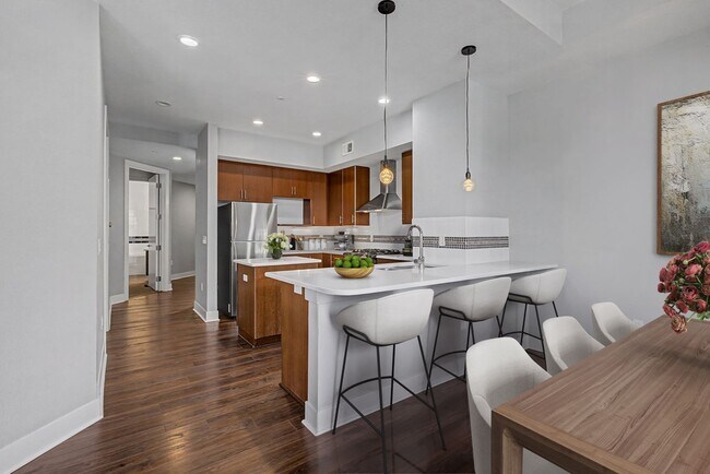 Building Photo - Congress Park High Rise Living! Huge Main Floor 2 Bed 2 Bath