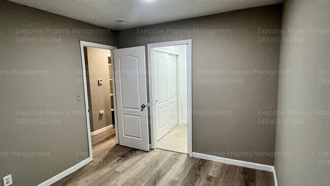 Building Photo - Spacious 3 bedroom, 2.5 bathroom townhome....