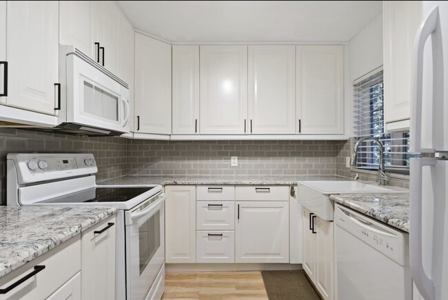 Building Photo - 447 N Phelps Ave