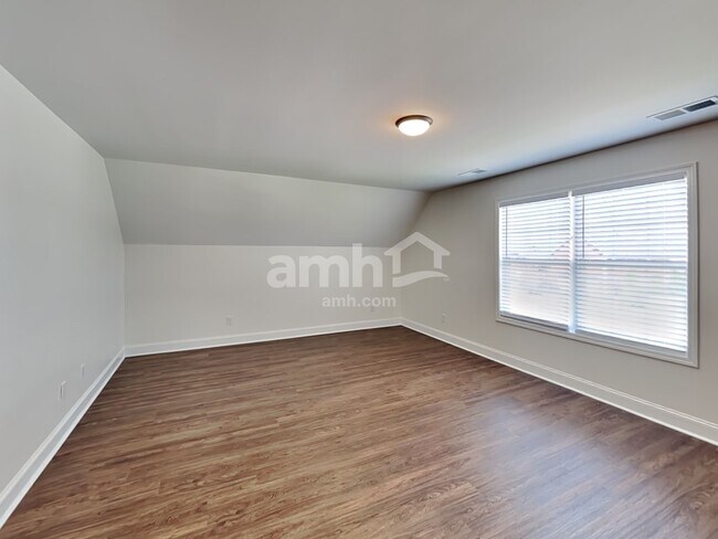 Building Photo - 107 Buster St