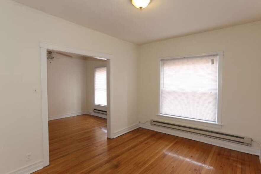 Building Photo - 844 W Waveland Ave